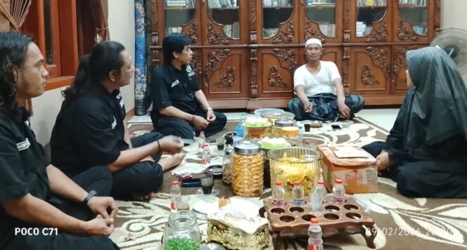 
					Foto: Pengurus Pokja PWI Kejaksaan dan PN Jakarta Timur bersilaturahmi dengan pimpinan Pondok Pesantren Salafiyah Tarbiyatul Falah Al-Malikiyyah, KH Zamzam (Abi Zamzam), di Kampung Pasir Akmad, Kecamatan Cikulur, Kabupaten Lebak, Banten, Selasa (10/2/2026)