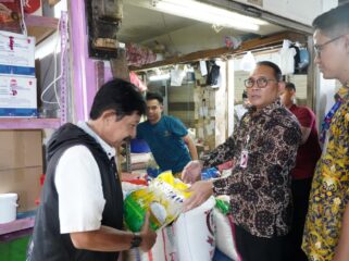 Foto: Wali Kota Jakarta Pusat Arifin mengecek langsung harga dan ketersediaan bahan pokok menjelang bulan suci Ramadhan di Pasar Johar Baru, Kamis (12/2/2026)