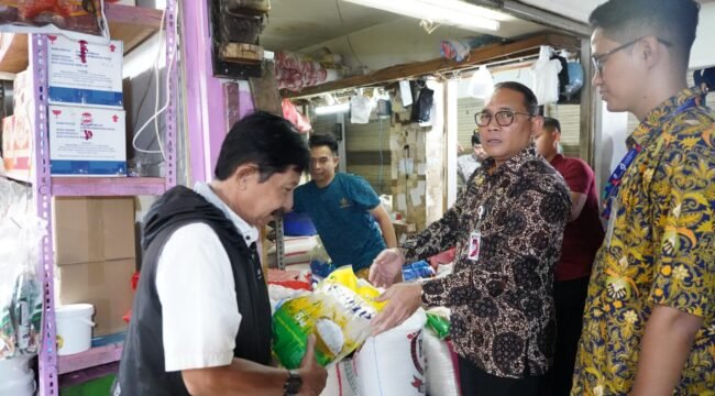 Foto: Wali Kota Jakarta Pusat Arifin mengecek langsung harga dan ketersediaan bahan pokok menjelang bulan suci Ramadhan di Pasar Johar Baru, Kamis (12/2/2026)