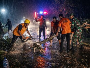Foto: TNI dan Personel Gabungan Evakuasi Pohon Tumbang di Jalan Nasional Trenggalek