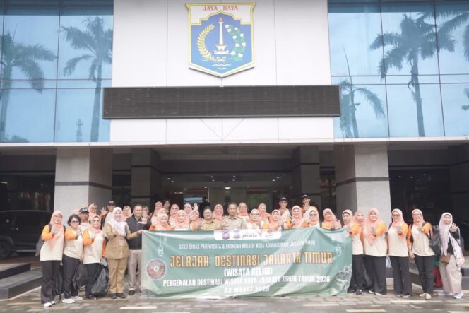 
					Wali Kota Administrasi Jakarta Timur, Munjirin, secara resmi melepas peserta kegiatan Pengenalan Destinasi Wisata Religi 2026 di Lobi Blok A, Kantor Wali Kota Jakarta Timur, Selasa (3/3/2026).
