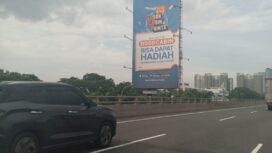Foto: Sebuah reklame berukuran besar berdiri di kawasan Jalan Nasional 1, Sumur Batu, Kemayoran, Jakarta Pusat, belum lama ini. Keberadaan reklame tersebut menjadi sorotan warga karena diduga tidak memiliki Izin Penyelenggaraan Reklame (IPR) serta belum terdaftar dalam database perizinan Dinas Penanaman Modal dan Pelayanan Terpadu Satu Pintu (DPMPTSP) DKI Jakarta.