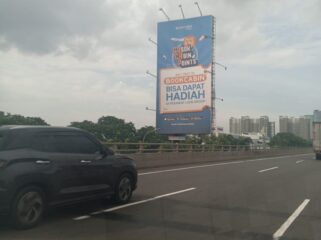 Foto: Sebuah reklame berukuran besar berdiri di kawasan Jalan Nasional 1, Sumur Batu, Kemayoran, Jakarta Pusat, belum lama ini. Keberadaan reklame tersebut menjadi sorotan warga karena diduga tidak memiliki Izin Penyelenggaraan Reklame (IPR) serta belum terdaftar dalam database perizinan Dinas Penanaman Modal dan Pelayanan Terpadu Satu Pintu (DPMPTSP) DKI Jakarta.