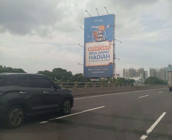 
					Foto: Sebuah reklame berukuran besar berdiri di kawasan Jalan Nasional 1, Sumur Batu, Kemayoran, Jakarta Pusat, belum lama ini. Keberadaan reklame tersebut menjadi sorotan warga karena diduga tidak memiliki Izin Penyelenggaraan Reklame (IPR) serta belum terdaftar dalam database perizinan Dinas Penanaman Modal dan Pelayanan Terpadu Satu Pintu (DPMPTSP) DKI Jakarta.