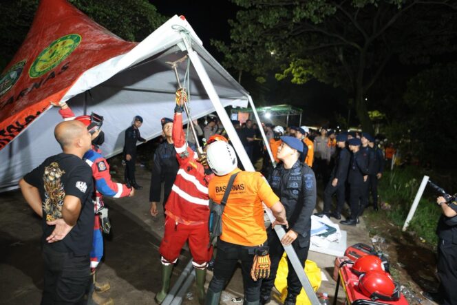 
					Longsor gunung sampah terjadi di Tempat Pengolahan Sampah Terpadu (TPST) Bantargebang, Kota Bekasi, Minggu (8/3/2026) sekitar pukul 14.00 WIB.