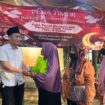 Foto Ratusan paket bantuan diberikan kepada mereka yang membutuhkan di Pospol Pondok Kopi, Duren Sawit, Jakarta Timur, Senin (9/3/2026) petang.