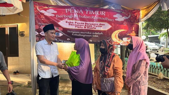 
					Foto Ratusan paket bantuan diberikan kepada mereka yang membutuhkan di Pospol Pondok Kopi, Duren Sawit, Jakarta Timur, Senin (9/3/2026) petang.
