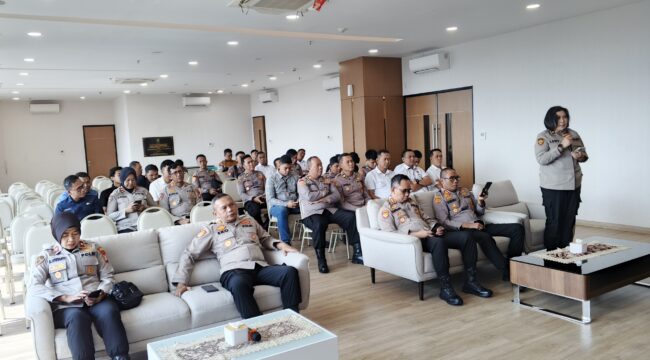 Foto: Personel Polres Metro Jakarta Barat mengikuti kegiatan penelitian yang dilakukan Tim Pusat Penelitian dan Pengembangan (Puslitbang) Polri di Mapolres Metro Jakarta Barat, Selasa (10/3/2026)