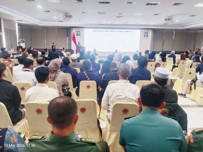 
					Foto: Suasana silaturahmi dan buka puasa bersama yang digelar Badan Cadangan Nasional (Bacadnas) Kementerian Pertahanan RI bersama pimpinan organisasi masyarakat (Ormas) Bela Negara di Aula Bela Negara, Gedung R. Suprapto, Ditjen Potensi Pertahanan Kemhan RI, Jakarta, Selasa (10/3/2026)