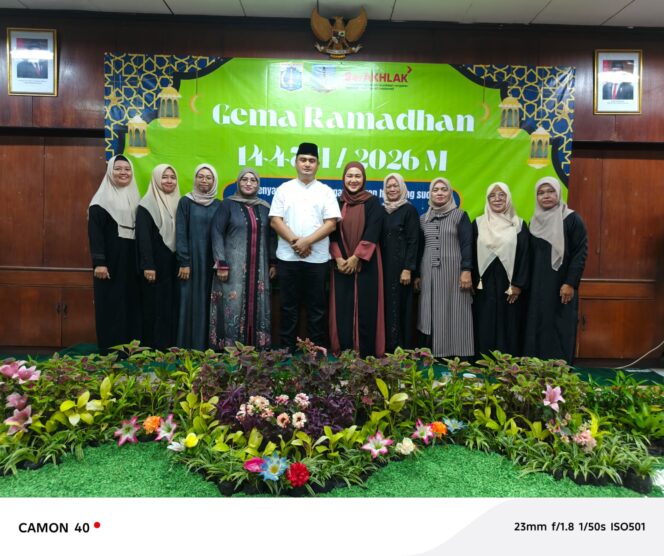 
					Foto Kelurahan Cakung Barat secara resmi menutup rangkaian kegiatan Gema Ramadhan 1447 H melalui agenda Magrib Mengaji yang dirangkai dengan buka puasa bersama. Kegiatan ini berlangsung di aula kelurahan pada Jumat (13/03