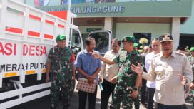 Foto: Bupati Tulungagung Gatut Sunu Wibowo (kanan) bersama Dandim 0807/Tulungagung Letkol Arh Hanny Galih Satrio (tengah) meninjau truk operasional Koperasi Desa/Kelurahan Merah Putih (KDKMP) usai penyerahan secara simbolis di halaman Makodim 0807 Tulungagung, Kamis (19/3/2026)
