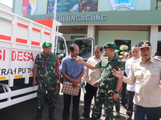 Foto: Bupati Tulungagung Gatut Sunu Wibowo (kanan) bersama Dandim 0807/Tulungagung Letkol Arh Hanny Galih Satrio (tengah) meninjau truk operasional Koperasi Desa/Kelurahan Merah Putih (KDKMP) usai penyerahan secara simbolis di halaman Makodim 0807 Tulungagung, Kamis (19/3/2026)