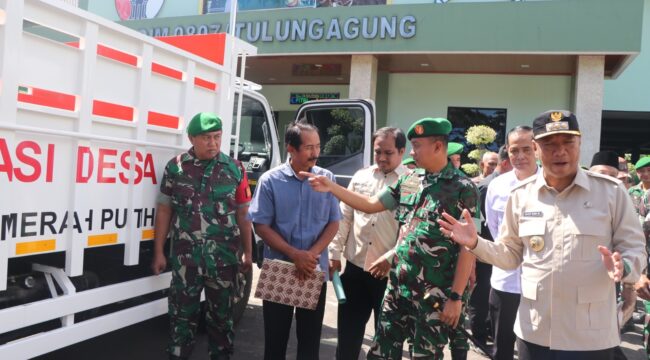 Foto: Bupati Tulungagung Gatut Sunu Wibowo (kanan) bersama Dandim 0807/Tulungagung Letkol Arh Hanny Galih Satrio (tengah) meninjau truk operasional Koperasi Desa/Kelurahan Merah Putih (KDKMP) usai penyerahan secara simbolis di halaman Makodim 0807 Tulungagung, Kamis (19/3/2026)