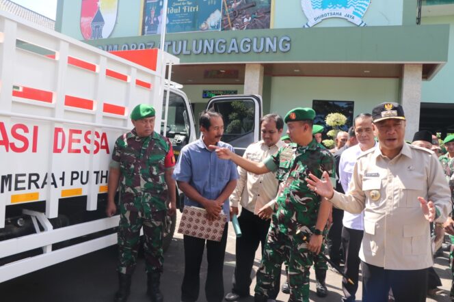 
					Foto: Bupati Tulungagung Gatut Sunu Wibowo (kanan) bersama Dandim 0807/Tulungagung Letkol Arh Hanny Galih Satrio (tengah) meninjau truk operasional Koperasi Desa/Kelurahan Merah Putih (KDKMP) usai penyerahan secara simbolis di halaman Makodim 0807 Tulungagung, Kamis (19/3/2026)