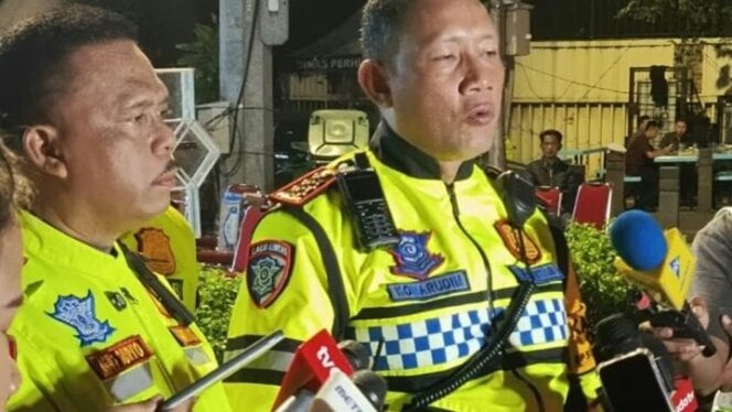 
					Foto: Kombes Pol. Komarudin Dirlantas Polda Metro Jaya di Bundaran HI, Jumat dini hari (20/3/2026). (Dok-suarasurabaya.net/Lea Citra Santi Baneza)