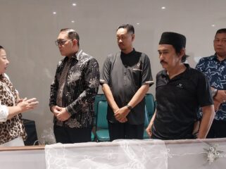 Foto: Wali Kota Administrasi Jakarta Pusat, Arifin (kedua kiri), didampingi jajaran melayat ke rumah duka almarhum Christoforus Rea di RS St. Carolus, Jakarta, Jumat (20/3/2026).