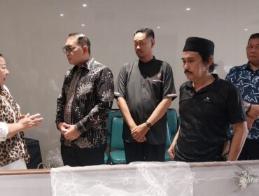 Foto: Wali Kota Administrasi Jakarta Pusat, Arifin (kedua kiri), didampingi jajaran melayat ke rumah duka almarhum Christoforus Rea di RS St. Carolus, Jakarta, Jumat (20/3/2026).