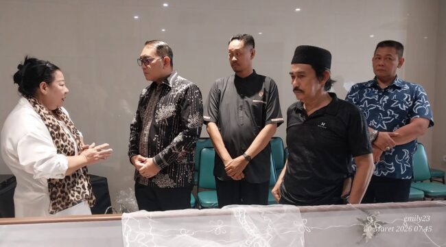 Foto: Wali Kota Administrasi Jakarta Pusat, Arifin (kedua kiri), didampingi jajaran melayat ke rumah duka almarhum Christoforus Rea di RS St. Carolus, Jakarta, Jumat (20/3/2026).