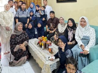 Foto :Suasana hangat dan penuh kebersamaan terasa dalam momen silaturahmi keluarga besar almarhum Bapak Muhammad dan almarhumah Ibu Nuriah yang digelar di kawasan Rawamangun, 21/3/2026 Jakarta Timur.
