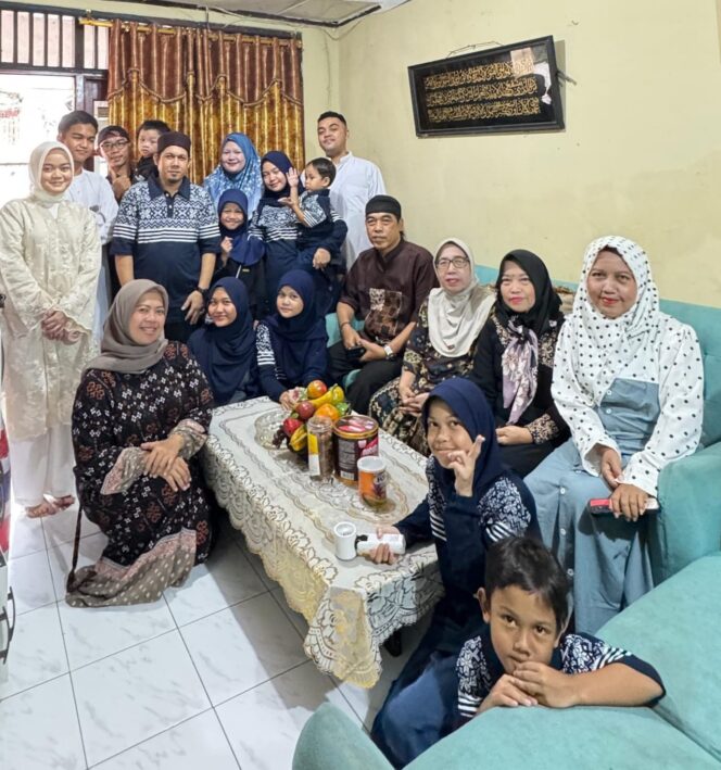 
					Foto :Suasana hangat dan penuh kebersamaan terasa dalam momen silaturahmi keluarga besar almarhum Bapak Muhammad dan almarhumah Ibu Nuriah yang digelar di kawasan Rawamangun, 21/3/2026 Jakarta Timur.
