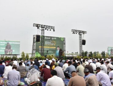 Foto : Momentum Hari Raya Idul Fitri 1447 H dimanfaatkan masyarakat untuk mempererat kebersamaan melalui Shalat Id berjamaah di kawasan PT Pembangunan Jaya Ancol Tbk. Bertempat di Plaza Masjid Apung Ancol, kegiatan ini menghadirkan nuansa religius yang berpadu dengan keindahan alam pantai