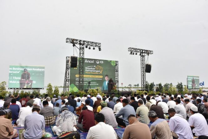 
					Foto : Momentum Hari Raya Idul Fitri 1447 H dimanfaatkan masyarakat untuk mempererat kebersamaan melalui Shalat Id berjamaah di kawasan PT Pembangunan Jaya Ancol Tbk. Bertempat di Plaza Masjid Apung Ancol, kegiatan ini menghadirkan nuansa religius yang berpadu dengan keindahan alam pantai