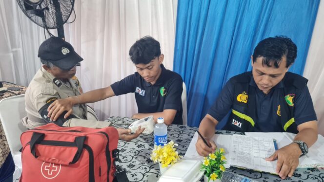 
					Foto : Dalam rangka mendukung kesiapan personel yang terlibat dalam Operasi Kepolisian Terpusat Ketupat Jaya 2026, Dokkes Polres Metro Jakarta Utara melaksanakan pelayanan kesehatan, pengecekan kondisi fisik, serta pemberian vitamin kepada anggota yang bertugas, Senin (23/3/2026) pukul 13.00 WIB hingga selesai, di Posyan Ancol dan Pospam Tanah Merdeka.
