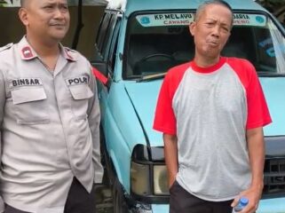 Foto : Apresiasi masyarakat terhadap pelayanan Polri kembali terlihat pada momentum mudik Lebaran 2026. Salah satunya disampaikan oleh Samsul Tomo, warga yang menitipkan kendaraan Mikrolet 06 di Polsek Ciracas, Polres Metro Jakarta Timur, pada Senin (23/3/2026).