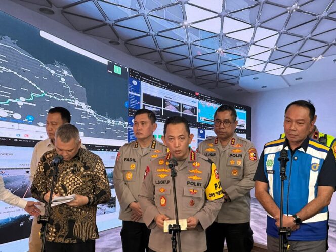 
					Foto : Kapolri Jenderal Polisi Listyo Sigit Prabowo meninjau arus balik Lebaran Idul Fitri 1447 H/2026 M. di Kantor Jasa Marga Toll Road Command Center, Jati Asih, Kota Bekasi, Rabu (25/3/2026).