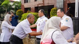 Foto: Sejumlah aparatur sipil negara (ASN) berjabat tangan saat kegiatan halalbihalal di halaman Kantor Wali Kota Administrasi Jakarta Pusat, Rabu (25/3/2026)