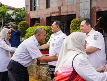 Foto: Sejumlah aparatur sipil negara (ASN) berjabat tangan saat kegiatan halalbihalal di halaman Kantor Wali Kota Administrasi Jakarta Pusat, Rabu (25/3/2026)