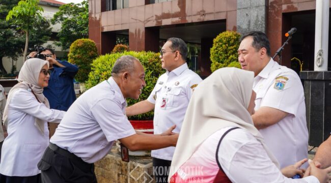 Foto: Sejumlah aparatur sipil negara (ASN) berjabat tangan saat kegiatan halalbihalal di halaman Kantor Wali Kota Administrasi Jakarta Pusat, Rabu (25/3/2026)