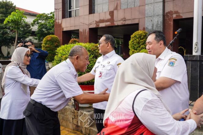 
					Foto: Sejumlah aparatur sipil negara (ASN) berjabat tangan saat kegiatan halalbihalal di halaman Kantor Wali Kota Administrasi Jakarta Pusat, Rabu (25/3/2026)