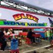 Foto : Kabar baik bagi pencinta kuliner khas Lamongan. Warung makan Bu’De Wong Ndeso yang berlokasi di Jalan Alternatif Sentul Sirkuit, Bogor, kini menjadi magnet baru bagi para penikmat pecel lele dan hidangan khas Jawa Timur, Kamis (26/3/2026).
