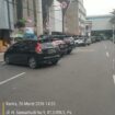 Foto: Deretan kendaraan terlihat parkir di bahu Jalan H. Samanhudi, Sawah Besar, Jakarta Pusat, Kamis (26/3/2026). Padahal, di lokasi tersebut terpasang rambu larangan parkir.