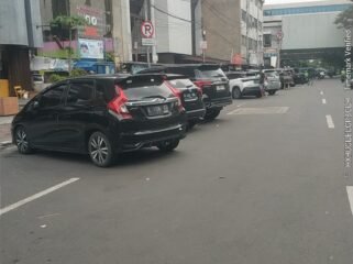 Foto: Deretan kendaraan terlihat parkir di bahu Jalan H. Samanhudi, Sawah Besar, Jakarta Pusat, Kamis (26/3/2026). Padahal, di lokasi tersebut terpasang rambu larangan parkir. 