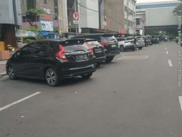 Foto: Deretan kendaraan terlihat parkir di bahu Jalan H. Samanhudi, Sawah Besar, Jakarta Pusat, Kamis (26/3/2026). Padahal, di lokasi tersebut terpasang rambu larangan parkir. 
