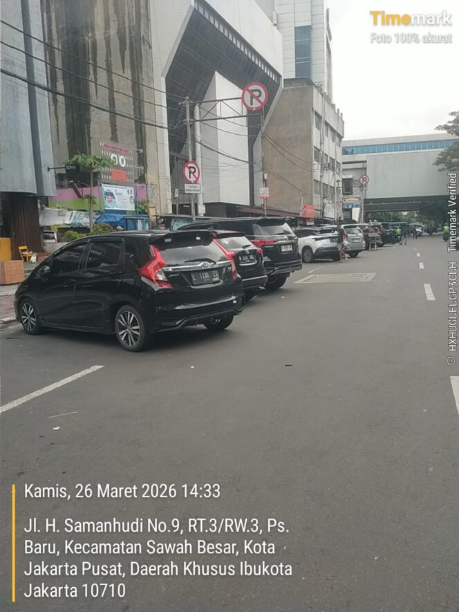 
					Foto: Deretan kendaraan terlihat parkir di bahu Jalan H. Samanhudi, Sawah Besar, Jakarta Pusat, Kamis (26/3/2026). Padahal, di lokasi tersebut terpasang rambu larangan parkir. 