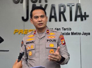  Foto : Satreskrim Polres Metro Jakarta Barat mengamankan dua warga negara asing asal Liberia terkait kasus dugaan penipuan dengan modus black dollar. Kedua tersangka saat ini telah ditahan dan proses penyidikan masih terus berjalan.
