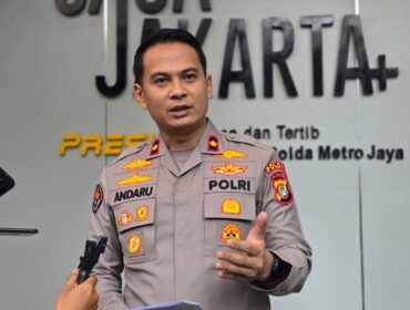  Foto : Satreskrim Polres Metro Jakarta Barat mengamankan dua warga negara asing asal Liberia terkait kasus dugaan penipuan dengan modus black dollar. Kedua tersangka saat ini telah ditahan dan proses penyidikan masih terus berjalan.
