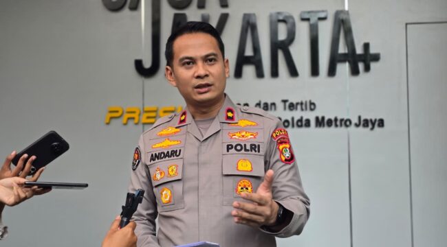  Foto : Satreskrim Polres Metro Jakarta Barat mengamankan dua warga negara asing asal Liberia terkait kasus dugaan penipuan dengan modus black dollar. Kedua tersangka saat ini telah ditahan dan proses penyidikan masih terus berjalan.
