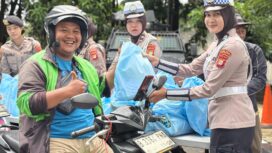 Foto : Polda Metro Jaya menggelar kegiatan Jumat Peduli dengan membagikan bantuan sosial kepada masyarakat di jalan depan Gedung Promoter Polda Metro Jaya, Jumat (27/3/2026).