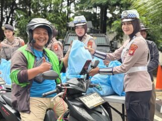 Foto :  Polda Metro Jaya menggelar kegiatan Jumat Peduli dengan membagikan bantuan sosial kepada masyarakat di jalan depan Gedung Promoter Polda Metro Jaya, Jumat (27/3/2026).
