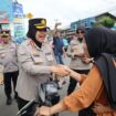 Foto : Kapolres Metro Bekasi, Sumarni, turun langsung melakukan pengecekan dan pemantauan arus balik Idul Fitri 2026 di Pos Terpadu Gedung Juang, Tambun Selatan, Jumat (27/3/2026).