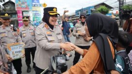 Foto : Kapolres Metro Bekasi, Sumarni, turun langsung melakukan pengecekan dan pemantauan arus balik Idul Fitri 2026 di Pos Terpadu Gedung Juang, Tambun Selatan, Jumat (27/3/2026).
