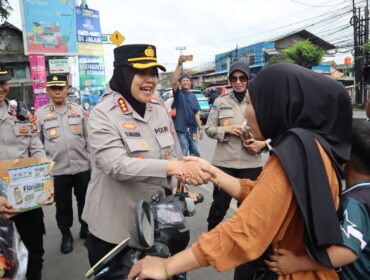  Foto : Kapolres Metro Bekasi, Sumarni, turun langsung melakukan pengecekan dan pemantauan arus balik Idul Fitri 2026 di Pos Terpadu Gedung Juang, Tambun Selatan, Jumat (27/3/2026).