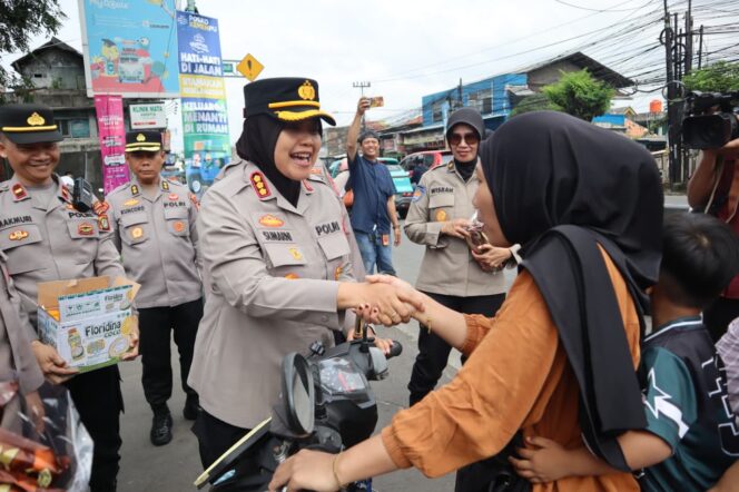 
					 Foto : Kapolres Metro Bekasi, Sumarni, turun langsung melakukan pengecekan dan pemantauan arus balik Idul Fitri 2026 di Pos Terpadu Gedung Juang, Tambun Selatan, Jumat (27/3/2026).