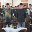 Foto: Sejumlah pengurus dan anggota Persaudaraan Setia Hati Terate (PSHT) mengikuti acara pengukuhan pengurus pusat dan lembaga pusat serta Halal Bihalal di Padepokan Agung PSHT, Madiun, Sabtu (28/3/2026)