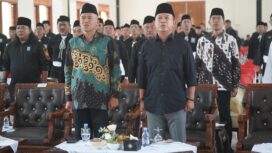 Foto: Sejumlah pengurus dan anggota Persaudaraan Setia Hati Terate (PSHT) mengikuti acara pengukuhan pengurus pusat dan lembaga pusat serta Halal Bihalal di Padepokan Agung PSHT, Madiun, Sabtu (28/3/2026)