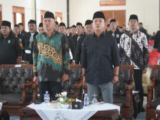 Foto: Sejumlah pengurus dan anggota Persaudaraan Setia Hati Terate (PSHT) mengikuti acara pengukuhan pengurus pusat dan lembaga pusat serta Halal Bihalal di Padepokan Agung PSHT, Madiun, Sabtu (28/3/2026)